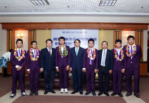 Retour triomphal des élèves vietnamiens des olympiades internationales des scientifiques juniors