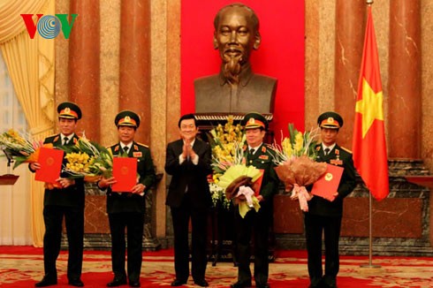 Le président Truong Tan Sang promeut les officiers de l’armée