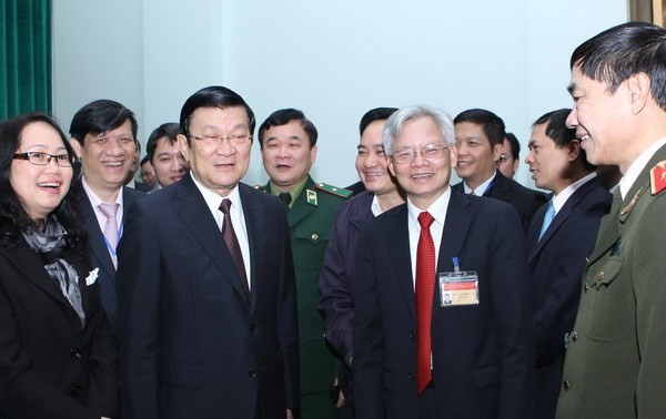 Le président Truong Tân Sang dialogue avec les futurs cadres supérieurs