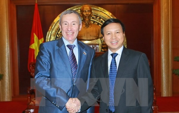 Une délégation du parti Russie unie en visite au Vietnam