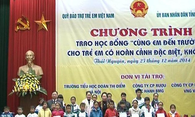 Nguyen Thi Doan distribue des bourses d’études  