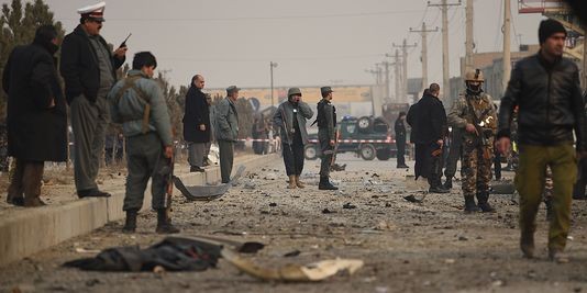 Un véhicule européen visé par un attentat suicide à Kaboul