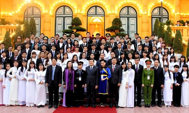 Le président Truong Tan Sang félicite les lauréats de l’Etoile de janvier