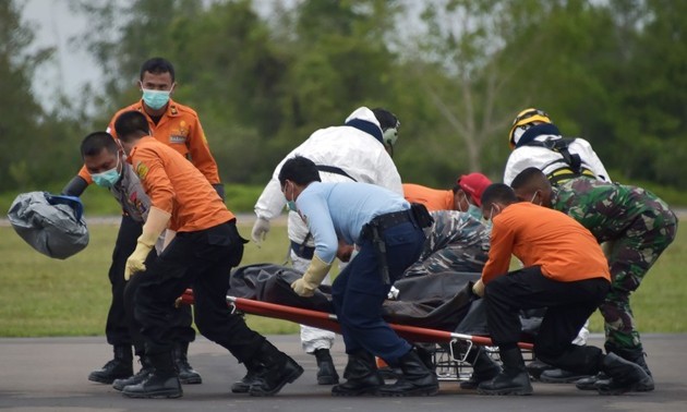 AirAsia: trois nouveaux corps repêchés