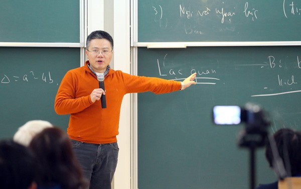  Le professeur Ngo Bao Chau partage ses expériences avec des élèves