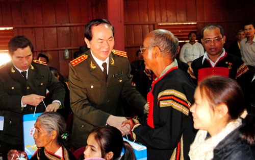 Le général Tran Dai Quang offre des cadeaux aux minorités ethniques de Dak Lak