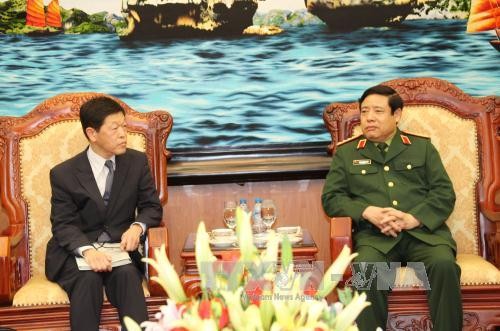 Phung Quang Thanh reçoit le vice-ministre japonais de la Défense