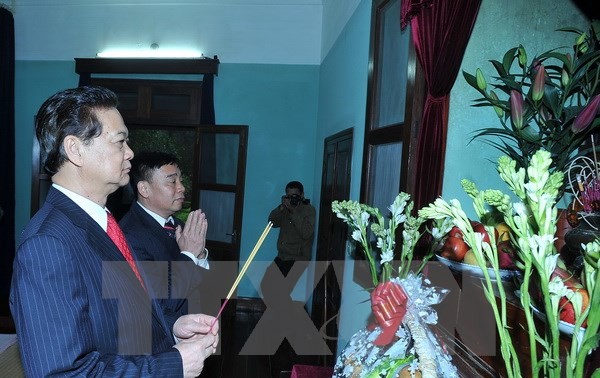 Nguyen Tan Dung offre de l’encens à la mémoire du président Ho Chi Minh