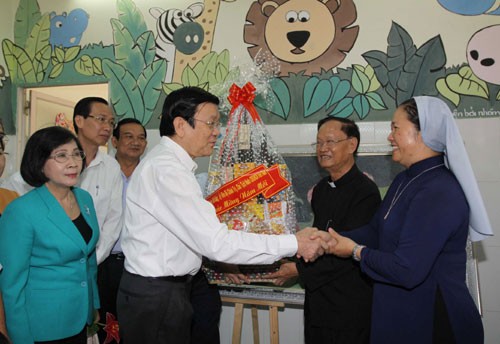Le président Truong Tân Sang rend visite aux artistes de Ho Chi Minh-ville