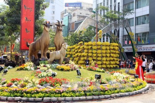 Ouverture des rues de fleurs et de bouquins à Ho Chi Minh-ville