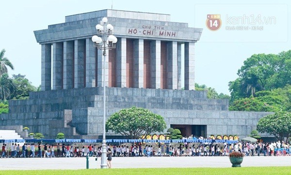 Près de 25.000 personnes se rendent au mausolée du président Ho Chi Minh 