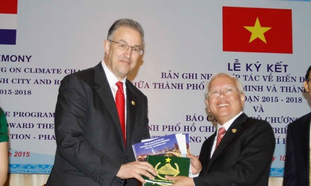 Le maire de la ville Rotterdam en visite à Ho Chi Minh-ville