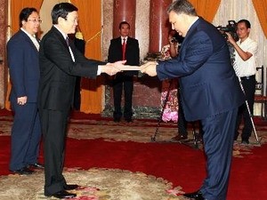 Truong Tan Sang reçoit les nouveaux ambassadeurs