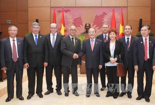 Le président du Chambre des Conseillers du Maroc reçu par Nguyen Sinh Hung