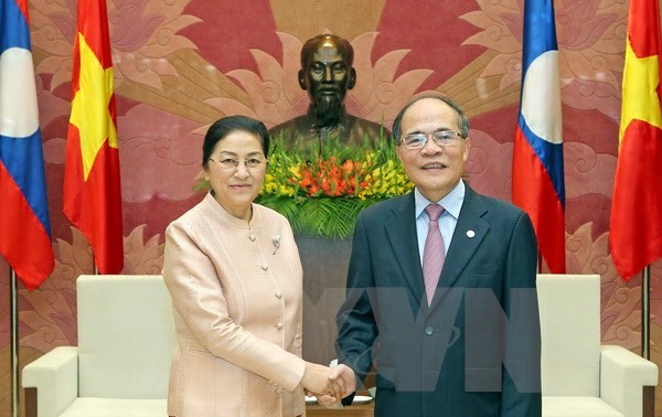 Nguyên Sinh Hung reçoit son homologue laotienne