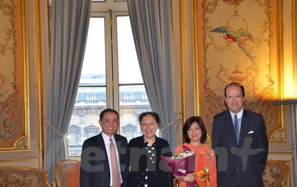 Remise de l’Ordre national des Mérites de France à Nguyen Thi Bich Hue