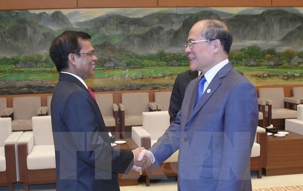 Le président du Parlement des Maldives reçu par Nguyen Sinh Hung