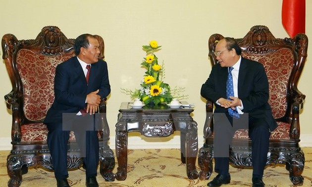 Nguyen Xuan Phuc reçoit le ministre laotien de l’Intérieur