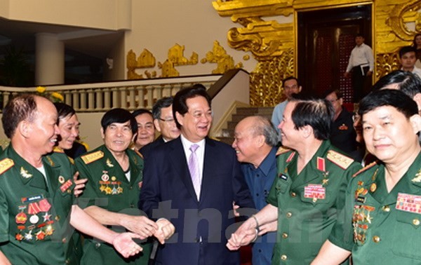 Le Premier ministre rencontre les anciens combattants de la citadelle de Quang Tri