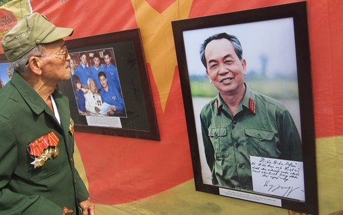Exposition de photos sur le général Vo Nguyên Giap