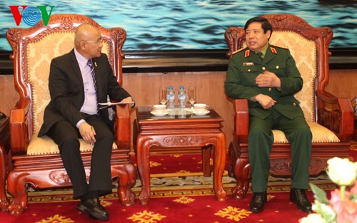 Le Vietnam et les Philippines intensifient leur coopération défensive