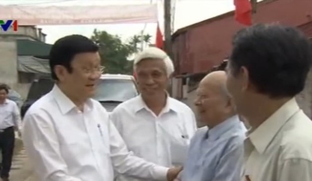Truong Tân Sang rencontre des anciens combattants à Phu Xuyên