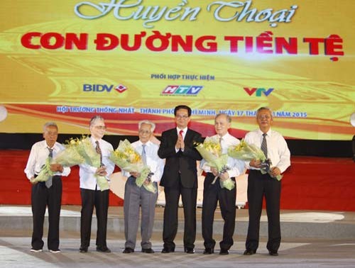 Nguyen Tan Dung assiste au programme « légende de la route monétaire »