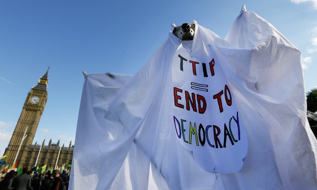 Accord TTIP: les Européens descendent dans les rues