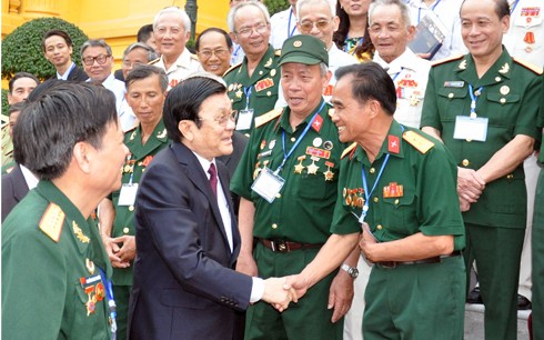 Truong Tân Sang rencontre d’anciens combattants