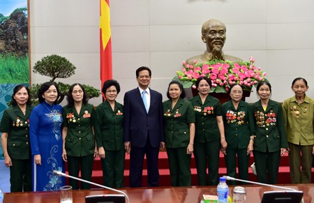 Nguyen Tan Dung rencontre des anciens combattants et jeunes volontaires 