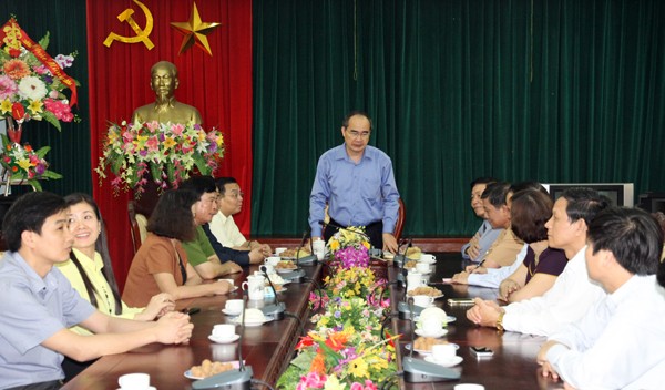 Nguyen Thien Nhan travaille avec l’antenne du FPV de Phu Tho
