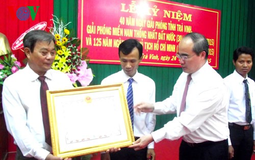 Nguyen Thien Nhan à Tra Vinh pour remettre le titre de héros des forces armées 