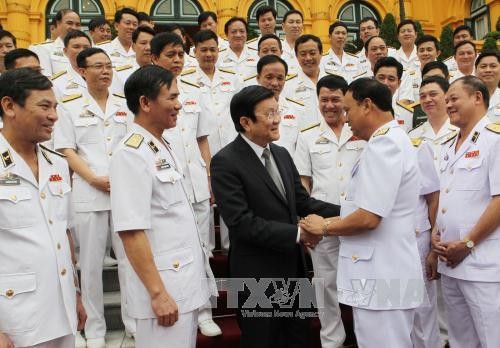 Le président Truong Tân Sang rencontre des représentants de la marine