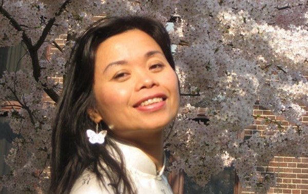 Une poétesse vietnamienne vend aux enchères sa poésie au profit du Népal