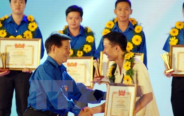 Nguyen Minh Triet décoré de l’insigne des 50 ans d’appartenance au Parti