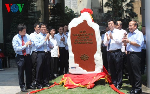 Une stèle commémore  le 60ème anniversaire de la visite de Ho Chi Minh à VOV
