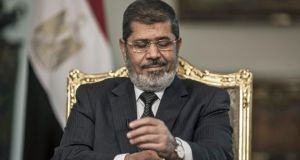 Bruxelles, Washington et Rome appellent à réviser la peine de mort de Morsi