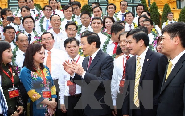 Le président Truong Tân Sang rencontre des employés gazo-pétroliers exemplaires 