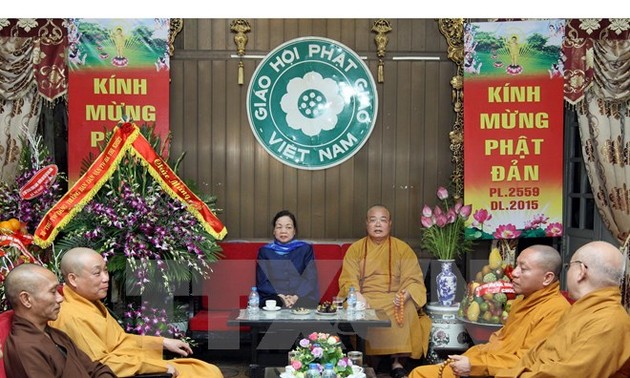 Hà Thi Khiêt félicite l’église bouddhique du Vietnam