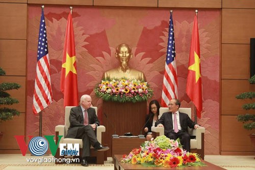Des sénateurs américains reçus par Nguyen Phu Trong et Nguyen Sinh Hung