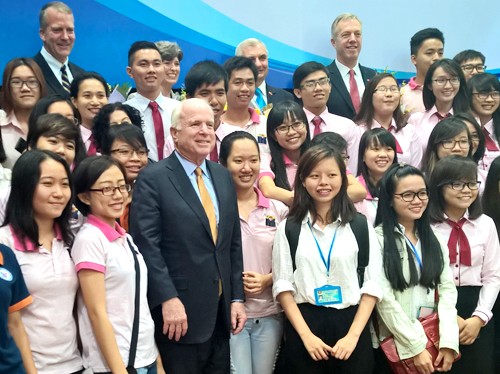 Le sénateur John McCain rencontre des étudiants d’Ho Chi Minh-ville