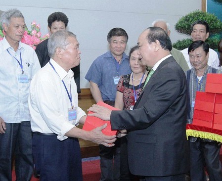 Nguyen Xuan Phuc reçoit des personnes prestigieuses des ethnies de Lang Son