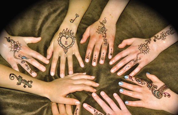 Tatouage au henné - un art transfrontalier qui vous embellit de manière très différente