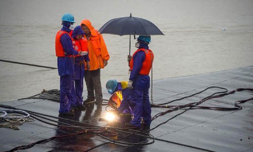 Chine: les secouristes éventrent la coque du bateau naufragé pour rechercher des survivants