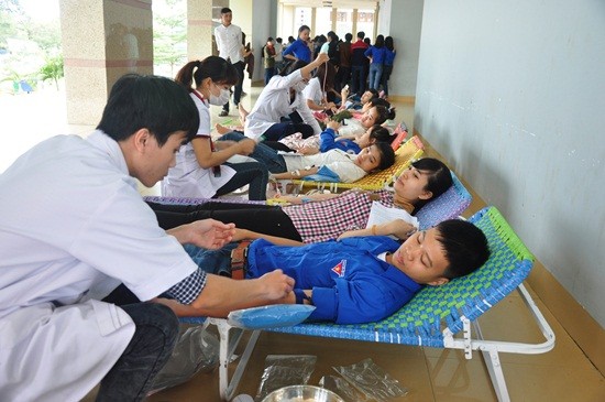 Nguyen Thi Doan rencontre les 100 donneurs de sang illustres de 2015