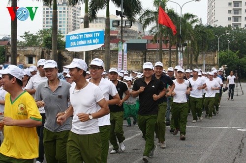 Le journal Hanoi nouveau lance sa course élargie pour la paix 2015