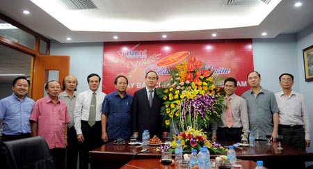 Nguyen Thien Nhan vient féliciter le journal électronique VietNamNet