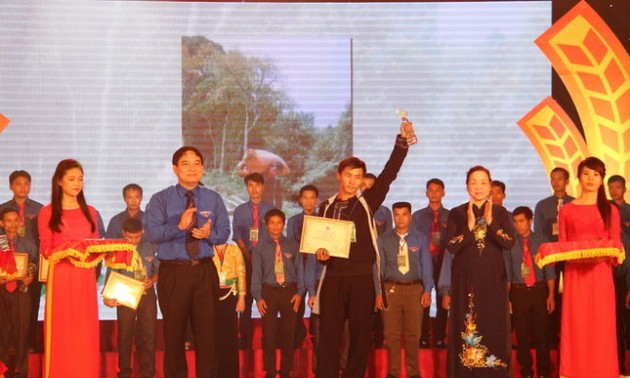 Honorer 150 lauréats du prix Luong Dinh Cua