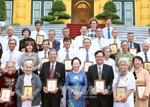 La vice-présidente Nguyen Thi Doan reçoit des vétérans de la révolution
