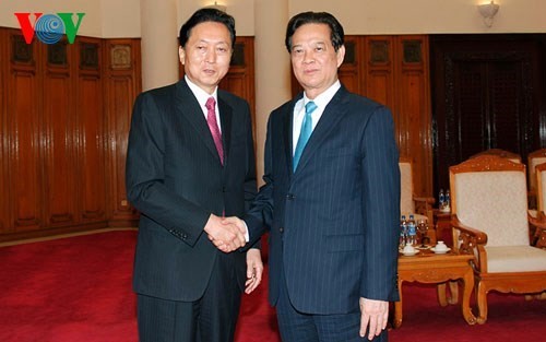 L’ancien Premier ministre japonais Yukio Hatoyama reçu par Nguyen Tan Dung